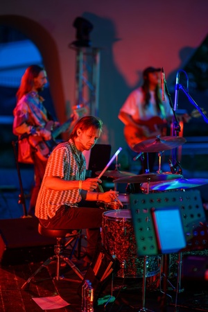 XX Był Sobie Blues: Natalia Sikora śpiewa Janis Joplin - Na amfiteatralnej scenie grający zespół Natalii Sikory