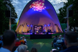 XX Był Sobie Blues: Natalia Sikora śpiewa Janis Joplin - Na amfiteatralnej scenie Natalia Sikora z zespołem