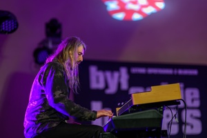 XX Był Sobie Blues: Natalia Sikora śpiewa Janis Joplin - Na amfiteatralnej scenie grający na klawiszach Tomasz Zień