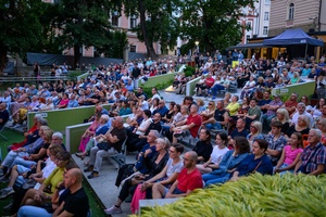 XX Był Sobie Blues: Natalia Sikora śpiewa Janis Joplin - Licznie zgromadzona publiczność w Amfiteatrze zasłuchana w piosenkach Janis Joplin w interpretacji Natalii Sikory i jej zespołu