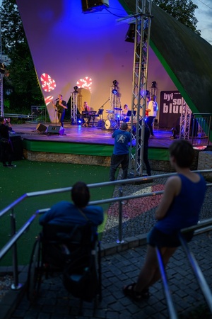 XX Był Sobie Blues: Natalia Sikora śpiewa Janis Joplin - Na amfiteatralnej scenie Natalia Sikora z zespołem