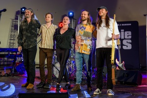 XX Był Sobie Blues: Natalia Sikora śpiewa Janis Joplin - Na amfiteatralnej scenie Natalia Sikora z zespołem kłaniający się tarnowskiej publiczności