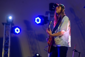 XX Był Sobie Blues: Natalia Sikora śpiewa Janis Joplin - Na amfiteatralnej scenie grający na gitarze Krzysztof Zagajewski