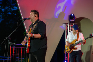 XX Był Sobie Blues: Clappton - A Tribute To Eric Clapton - Na scenie (od lewej) śpiewający i grający na gitarze Sebastian Stachurski i grający na basie Wojciech Kwieciński