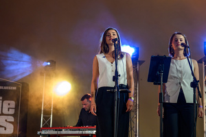 XX Był Sobie Blues: Clappton - A Tribute To Eric Clapton - Na scenie śpiewające (od lewej) Julia Honkisz i Katarzyna Kłusek, w tle pianista Maciej Łosiewicz