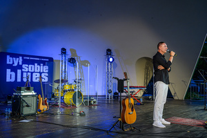 XX Był Sobie Blues: Clappton - A Tribute To Eric Clapton - Na amfiteatralnej scenie dyrektor TCK Tomasz Kapturkiewicz otwierający koncert