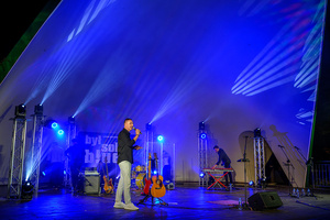 XX Był Sobie Blues: Clappton - A Tribute To Eric Clapton - Na scenie dyrektor TCK Tomasz Kapturkiewicz zapraszający zespół do wykonania piosenki na bis