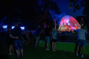 XX Był Sobie Blues: Clappton - A Tribute To Eric Clapton - Licznie zgromadzona publiczność podczas koncertu z piosenkami Erica Claptona, w tle muszla koncertowa