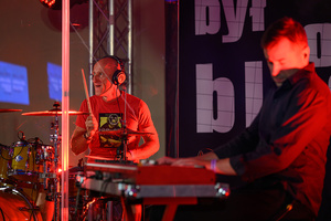 XX Był Sobie Blues: Clappton - A Tribute To Eric Clapton - Na scenie grający na klawiszach Maciej Łosiewicz i na perkusji Robert Winczowski