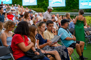 XX Był Sobie Blues: Clappton - A Tribute To Eric Clapton - Amfiteatralna publiczność w oczekiwaniu na rozpoczęcie koncertu