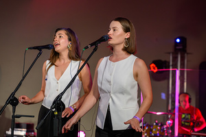 XX Był Sobie Blues: Clappton - A Tribute To Eric Clapton - Na scenie śpiewające (od lewej) Julia Honkisz i Katarzyna Kłusek