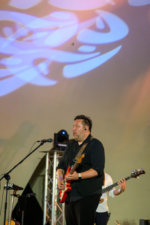 XX Był Sobie Blues: Clappton - A Tribute To Eric Clapton - Na scenie na pierwszym planie śpiewający i grający na gitarze Sebastian Stachurski