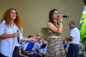 Koncert Polskiej Muzyki Rozrywkowej - Orkiestra Dęta Grupy Azoty S.A. i soliści - Na pierwszym planie na scenie (od lewej) śpiewające solistki: Magdalena Stalmach i Marcelina Cieślik