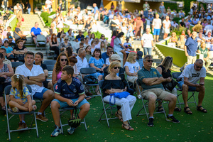 Koncert Polskiej Muzyki Rozrywkowej - Orkiestra Dęta Grupy Azoty S.A. i soliści - Amfiteatralna publiczność oczekująca na koncert