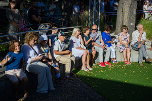Koncert Polskiej Muzyki Rozrywkowej - Orkiestra Dęta Grupy Azoty S.A. i soliści - Amfiteatralna publiczność oczekująca na koncert