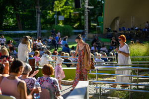 Koncert Polskiej Muzyki Rozrywkowej - Orkiestra Dęta Grupy Azoty S.A. i soliści - Amfiteatralna publiczność zajmująca miejsca przed koncertem