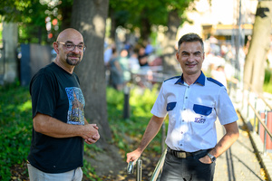 Koncert Polskiej Muzyki Rozrywkowej - Orkiestra Dęta Grupy Azoty S.A. i soliści - Przed koncertem w pobliżu muszli koncertowej (od lewej) dyrektor Wydziału Kultury Marcin Sobczyk i perkusjonista orkiestry Łukasz Dudek