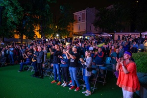 Koncert: Hołdys / Waglewski / Karimski Orchestra - Fotorelacja z koncertu Hołdys / Waglewski / Karimski Orchestra – artyści na scenie i publiczność podczas wydarzenia.