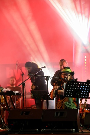 Koncert: Hołdys / Waglewski / Karimski Orchestra - Fotorelacja z koncertu Hołdys / Waglewski / Karimski Orchestra – artyści na scenie i publiczność podczas wydarzenia.