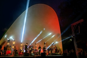 Koncert: Hołdys / Waglewski / Karimski Orchestra - Fotorelacja z koncertu Hołdys / Waglewski / Karimski Orchestra – artyści na scenie i publiczność podczas wydarzenia.