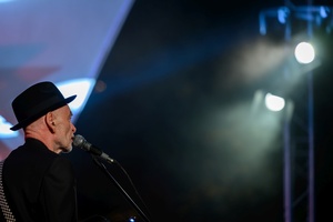 Koncert: Hołdys / Waglewski / Karimski Orchestra - Fotorelacja z koncertu Hołdys / Waglewski / Karimski Orchestra – artyści na scenie i publiczność podczas wydarzenia.