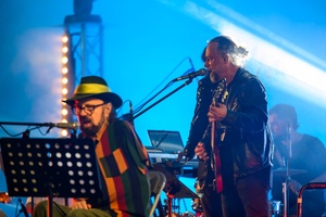 Koncert: Hołdys / Waglewski / Karimski Orchestra - Fotorelacja z koncertu Hołdys / Waglewski / Karimski Orchestra – artyści na scenie i publiczność podczas wydarzenia.