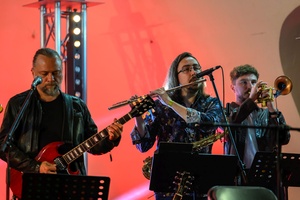 Koncert: Hołdys / Waglewski / Karimski Orchestra - Fotorelacja z koncertu Hołdys / Waglewski / Karimski Orchestra – artyści na scenie i publiczność podczas wydarzenia.