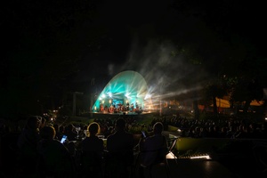 Koncert: Hołdys / Waglewski / Karimski Orchestra - Fotorelacja z koncertu Hołdys / Waglewski / Karimski Orchestra – artyści na scenie i publiczność podczas wydarzenia.