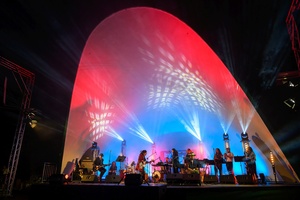 Koncert: Hołdys / Waglewski / Karimski Orchestra - Fotorelacja z koncertu Hołdys / Waglewski / Karimski Orchestra – artyści na scenie i publiczność podczas wydarzenia.