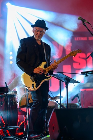 Koncert: Hołdys / Waglewski / Karimski Orchestra - Fotorelacja z koncertu Hołdys / Waglewski / Karimski Orchestra – artyści na scenie i publiczność podczas wydarzenia.