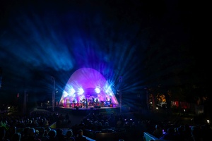 Koncert: Hołdys / Waglewski / Karimski Orchestra - Fotorelacja z koncertu Hołdys / Waglewski / Karimski Orchestra – artyści na scenie i publiczność podczas wydarzenia.