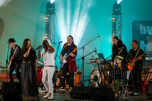 Koncert: Hołdys / Waglewski / Karimski Orchestra - Fotorelacja z koncertu Hołdys / Waglewski / Karimski Orchestra – artyści na scenie i publiczność podczas wydarzenia.