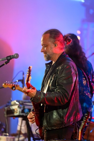 Koncert: Hołdys / Waglewski / Karimski Orchestra - Fotorelacja z koncertu Hołdys / Waglewski / Karimski Orchestra – artyści na scenie i publiczność podczas wydarzenia.