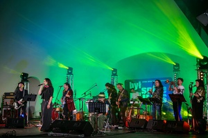 Koncert: Hołdys / Waglewski / Karimski Orchestra - Fotorelacja z koncertu Hołdys / Waglewski / Karimski Orchestra – artyści na scenie i publiczność podczas wydarzenia.