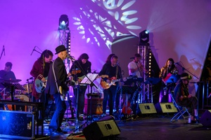 Koncert: Hołdys / Waglewski / Karimski Orchestra - Fotorelacja z koncertu Hołdys / Waglewski / Karimski Orchestra – artyści na scenie i publiczność podczas wydarzenia.