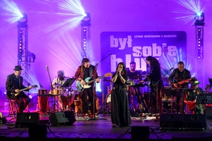 Koncert: Hołdys / Waglewski / Karimski Orchestra - Fotorelacja z koncertu Hołdys / Waglewski / Karimski Orchestra – artyści na scenie i publiczność podczas wydarzenia.