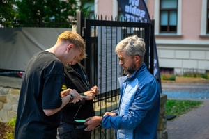 Koncert: Hołdys / Waglewski / Karimski Orchestra - Fotorelacja z koncertu Hołdys / Waglewski / Karimski Orchestra – artyści na scenie i publiczność podczas wydarzenia.