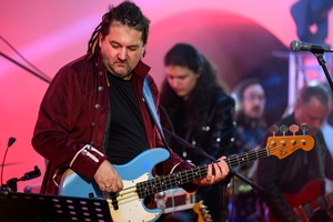 Koncert: Hołdys / Waglewski / Karimski Orchestra - Fotorelacja z koncertu Hołdys / Waglewski / Karimski Orchestra – artyści na scenie i publiczność podczas wydarzenia.