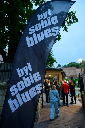 Koncert: Hołdys / Waglewski / Karimski Orchestra - Fotorelacja z koncertu Hołdys / Waglewski / Karimski Orchestra – artyści na scenie i publiczność podczas wydarzenia.