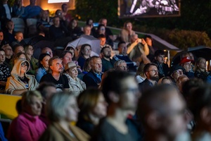 Koncert: Hołdys / Waglewski / Karimski Orchestra - Fotorelacja z koncertu Hołdys / Waglewski / Karimski Orchestra – artyści na scenie i publiczność podczas wydarzenia.