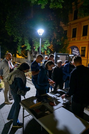 Koncert: Hołdys / Waglewski / Karimski Orchestra - Fotorelacja z koncertu Hołdys / Waglewski / Karimski Orchestra – artyści na scenie i publiczność podczas wydarzenia.