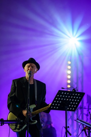 Koncert: Hołdys / Waglewski / Karimski Orchestra - Fotorelacja z koncertu Hołdys / Waglewski / Karimski Orchestra – artyści na scenie i publiczność podczas wydarzenia.