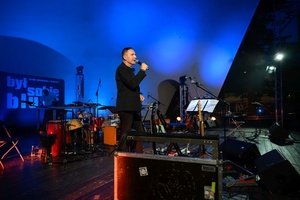 Koncert: Hołdys / Waglewski / Karimski Orchestra - Fotorelacja z koncertu Hołdys / Waglewski / Karimski Orchestra – artyści na scenie i publiczność podczas wydarzenia.