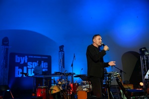 Koncert: Hołdys / Waglewski / Karimski Orchestra - Fotorelacja z koncertu Hołdys / Waglewski / Karimski Orchestra – artyści na scenie i publiczność podczas wydarzenia.