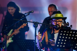 Koncert: Hołdys / Waglewski / Karimski Orchestra - Fotorelacja z koncertu Hołdys / Waglewski / Karimski Orchestra – artyści na scenie i publiczność podczas wydarzenia.