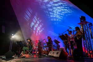 Koncert: Hołdys / Waglewski / Karimski Orchestra - Fotorelacja z koncertu Hołdys / Waglewski / Karimski Orchestra – artyści na scenie i publiczność podczas wydarzenia.