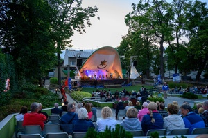 Szanty na Starówce: Kliper Marzenie, North Cape - Na scenie zespół wokalny North Cape z perspektywy widowni