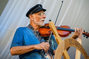 Szanty na Starówce: Kliper Marzenie, North Cape - Na scenie występ zespołu Kliper Marzenie