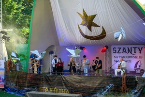 Szanty na Starówce: Kliper Marzenie, North Cape - Na scenie występ zespołu Kliper Marzenie