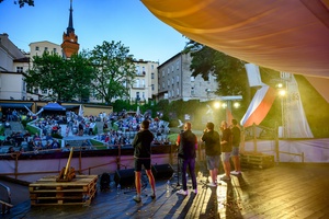 Szanty na Starówce: Kliper Marzenie, North Cape - Na scenie występujący zespół wokalny North Cape z publicznością w tle